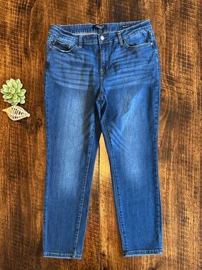 Judy Blue | Mid Rise Relaxed Fit Cropped Jeans (JB82102DK), Size 32